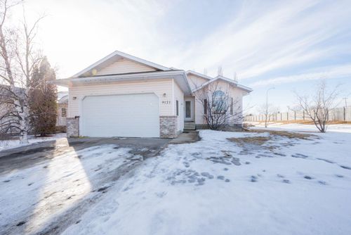 9121 111 Avenue, Home with 4 bedrooms, 3 bathrooms and 4 parking in Grande Prairie AB | Card Image