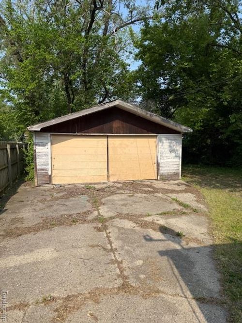 19495 Lindsay St, Detroit, MI, 48235-2207 | Card Image