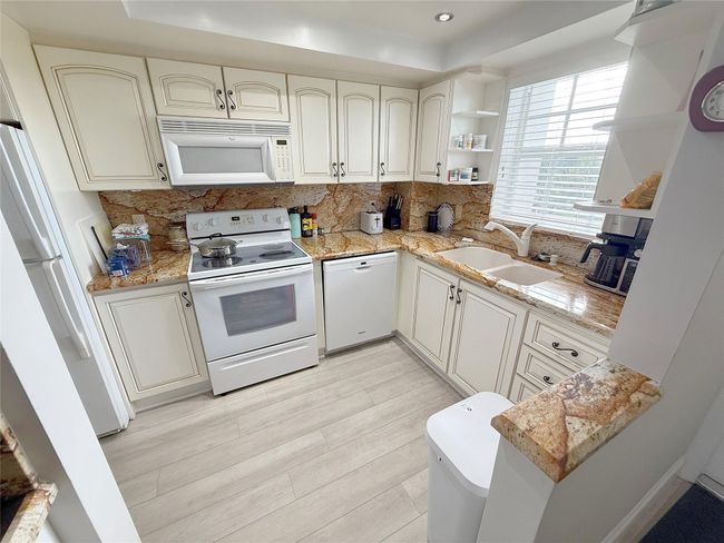 APT-406 - 140 Ne 28 Th Ave, Condo with 2 bedrooms, 2 bathrooms and null parking in Pompano Beach FL | Image 11