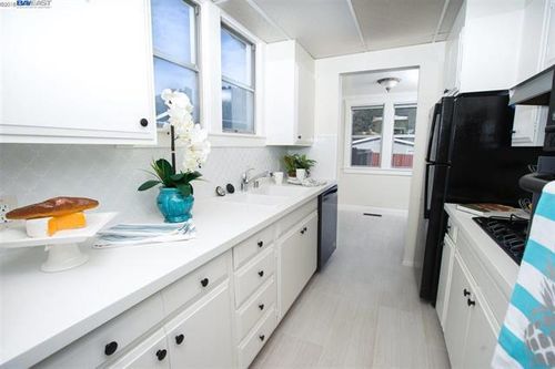 7932 Earl St, Oakland, CA, 94605-3632 | Card Image