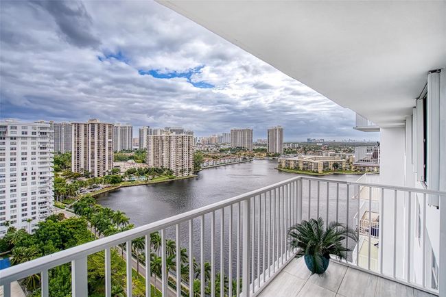 2014W - 2801 Ne 183rd St, Condo with 2 bedrooms, 2 bathrooms and null parking in Aventura FL | Image 1