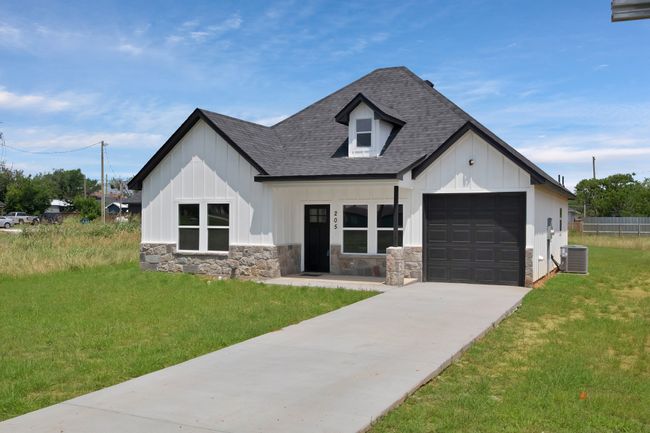 205 E South St, House other with 3 bedrooms, 2 bathrooms and null parking in Itasca TX | Image 5