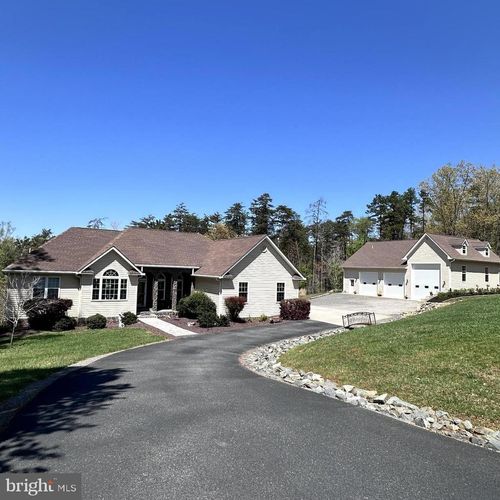 320 Island Pointe Dr, Gretna, VA, 24557-3611 | Card Image