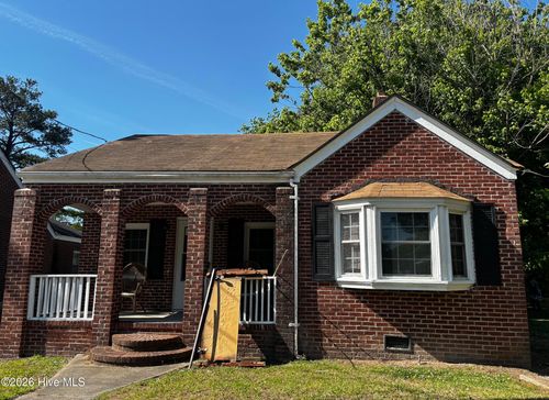 818 Park St, Elizabeth City, NC, 27909-6061 | Card Image