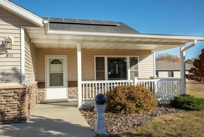 811 9th Street, Condo with 2 bedrooms, 1 bathrooms and null parking in Charles City IA | Image 3