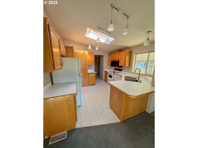 UNIT-13 - 3355 N Delta Hwy, House other with 3 bedrooms, 2 bathrooms and null parking in Eugene OR | Image 13