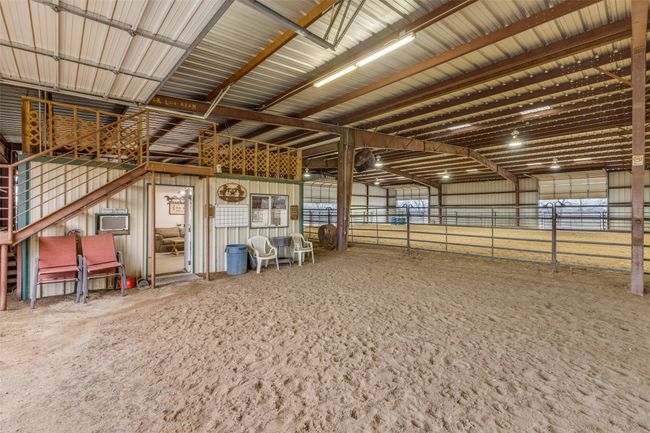 Lounge in covered Riding arena | Image 12
