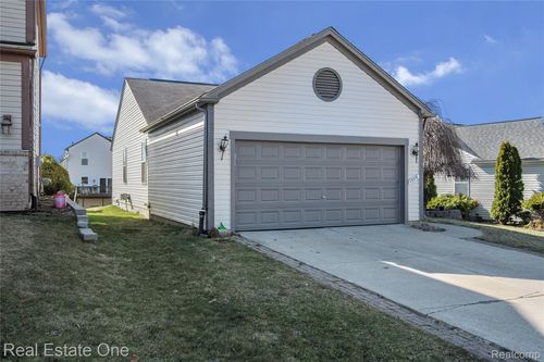1575 Pebble Beach Dr, Pontiac, MI, 48340-1371 | Card Image