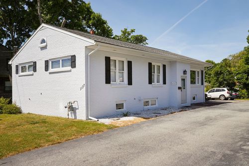 1137 Ocean Ave, New London, CT, 06320-2833 | Card Image