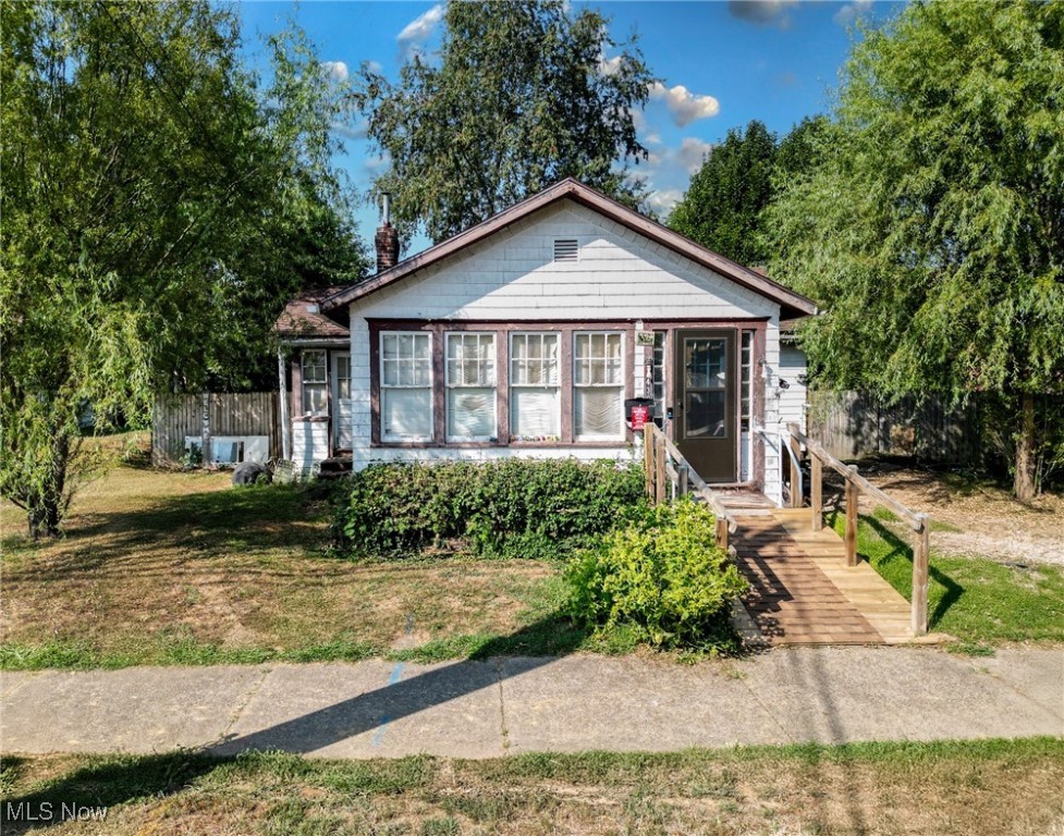 Henderson Ave, Williamstown, WV 26187