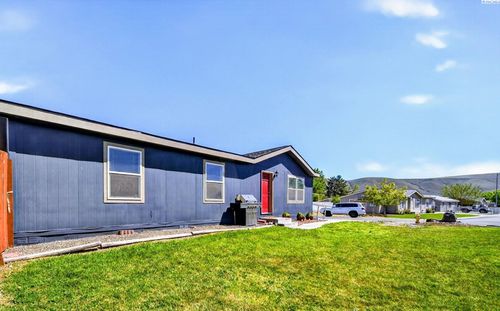 520 New Gate Dr, Prosser, WA, 99350-8312 | Card Image