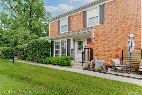 355-1106 Kings Cove Dr, Rochester Hills, MI, 48306-4228 | Card Image