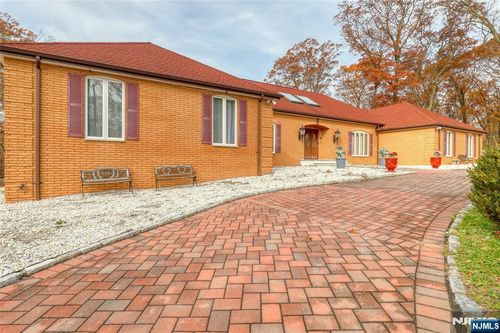 91 Chestnut Ridge Rd, Saddle River, NJ, 07458-3125 | Card Image