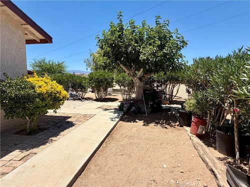 12583 Sierra Rd, Victorville, CA, 92392-9243 | Card Image
