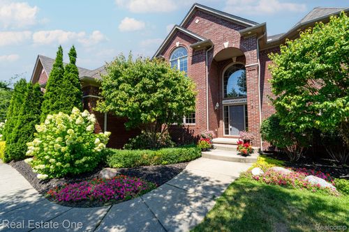 13255 Maple Lawn Dr, Shelby Township, MI, 48315-2305 | Card Image
