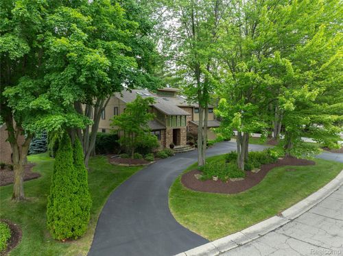 4683 Maura Ln, West Bloomfield, MI, 48323-3625 | Card Image