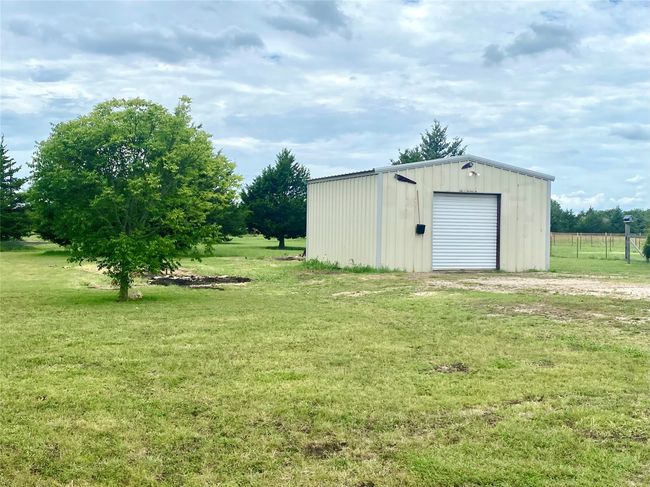 Garage or workshop with concrete floor and electricity | Image 28