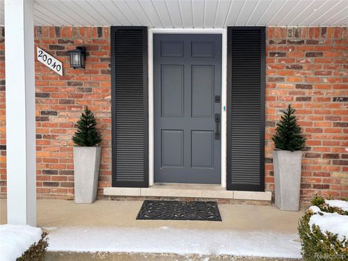 20040 Old Coach Rd, Beverly Hills, MI, 48025-2833 | Card Image