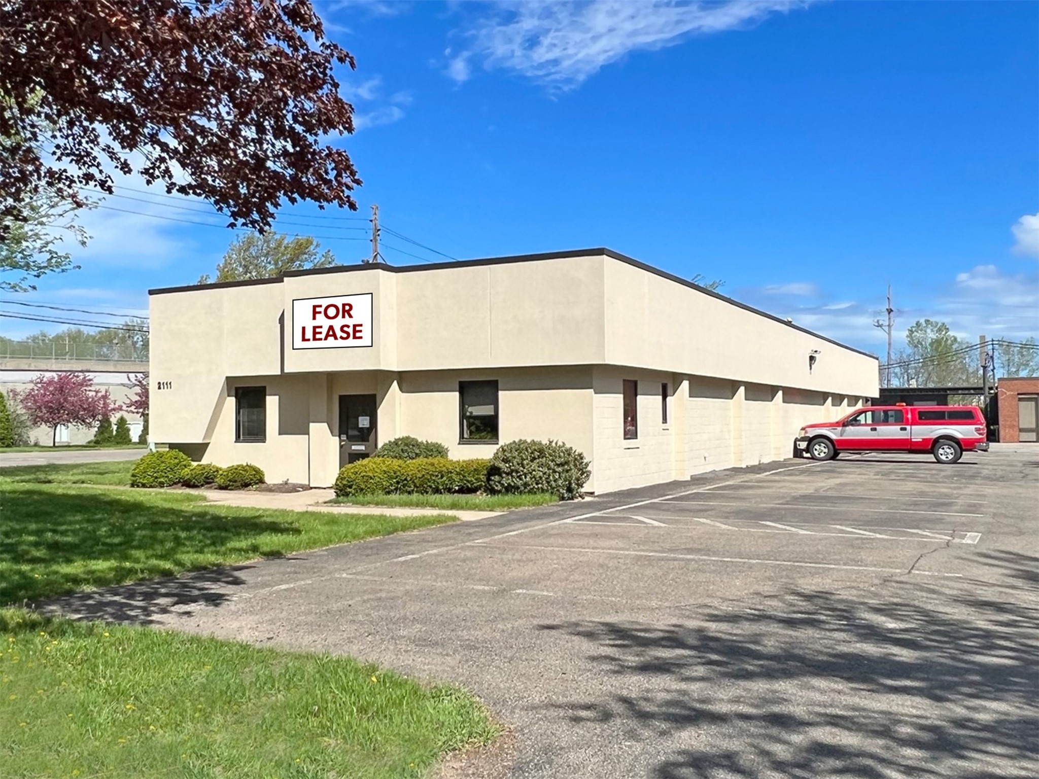 2111 Peninsula Dr, Erie, PA 16506-2952