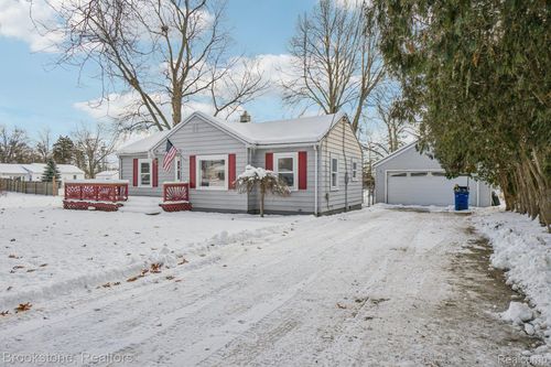 5729 Graves St, Waterford, MI, 48327-1908 | Card Image