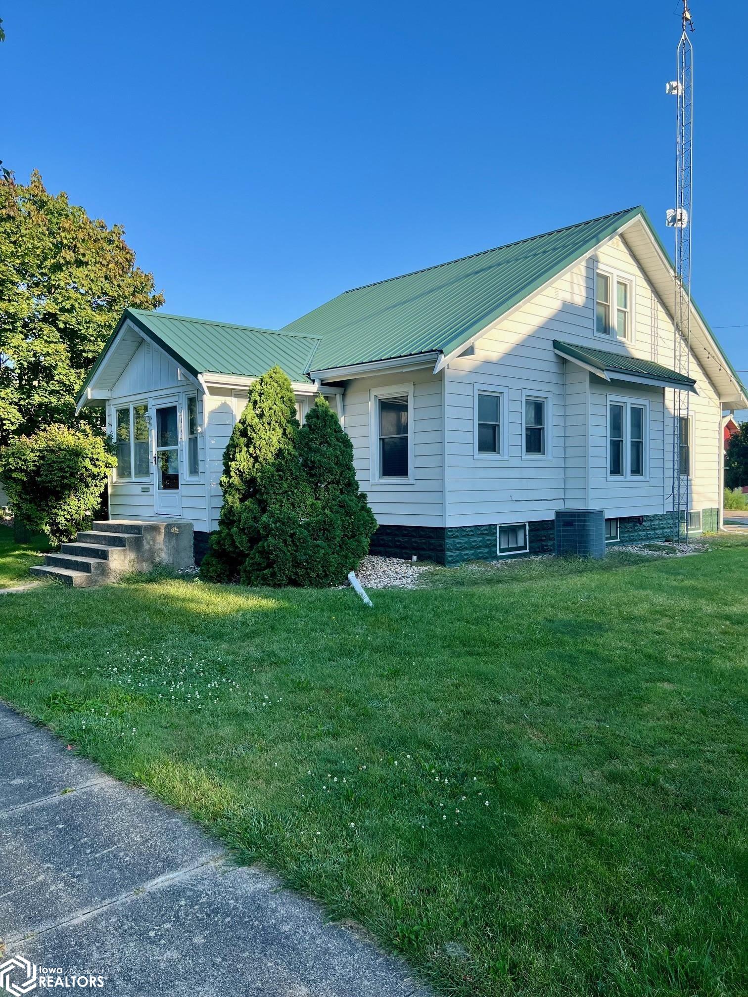 1st Ave, Clarion, IA 50525