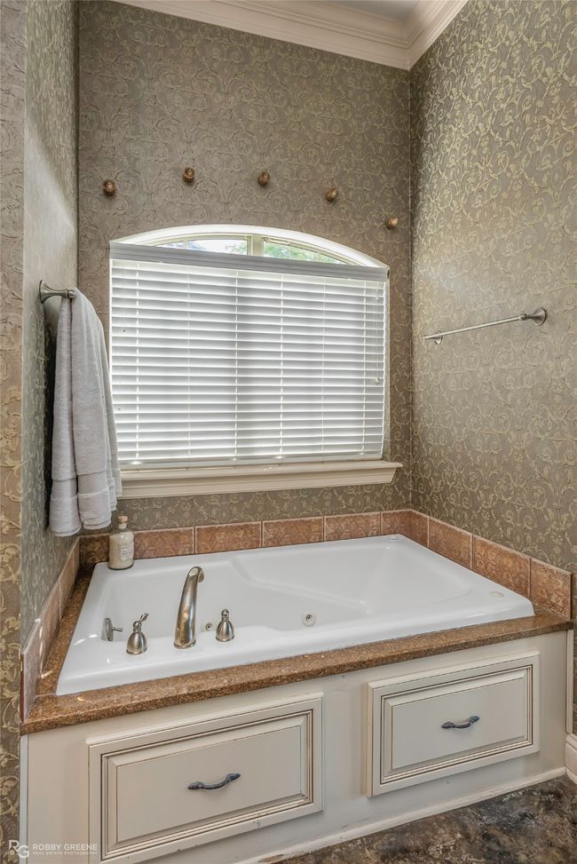 Escape from your hard day and enjoy your luxury whirlpool tub! | Image 15