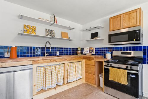 2011 Castle Gate Cir, San Marcos, TX, 78666-2219 | Card Image