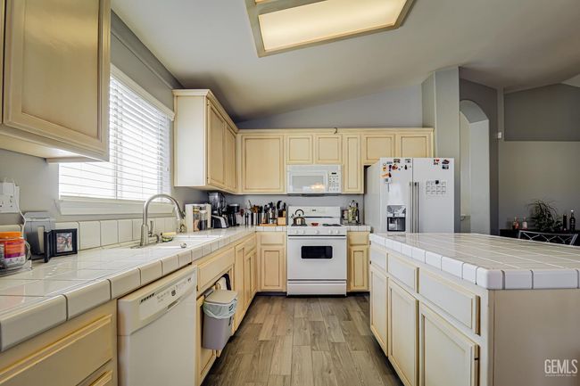 10207 Bay Colony Dr, House other with 3 bedrooms, 2 bathrooms and null parking in Bakersfield CA | Image 14
