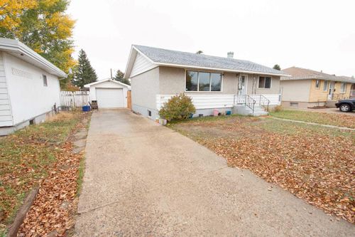 2623 17 Avenue Se, Home with 3 bedrooms, 1 bathrooms and 1 parking in Medicine Hat AB | Card Image