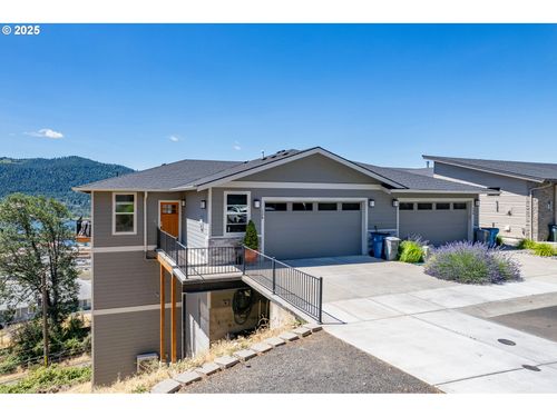 126 Ingram Pl, White Salmon, WA, 98672-8437 | Card Image