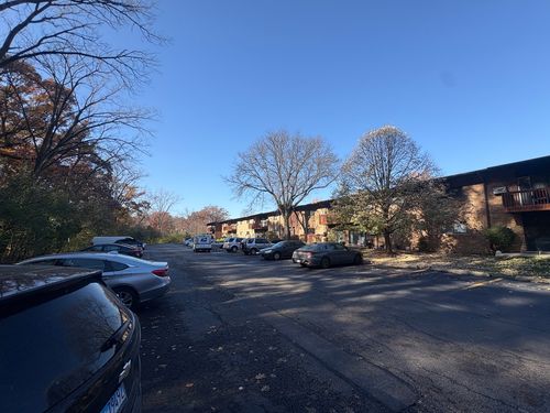 apt-c109-200 Willow Ln, Willow Springs, IL, 60480-1544 | Card Image