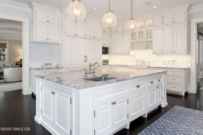 35 Club Rd, House other with 6 bedrooms, 8 bathrooms and null parking in Riverside CT | Image 12