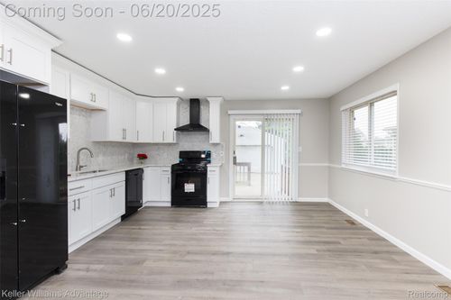 39022 Dover St, Livonia, MI, 48150-3349 | Card Image