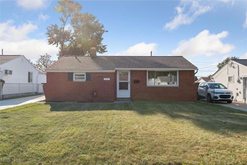 6470 Sandfield Dr, Brook Park, OH, 44142-3752 | Card Image