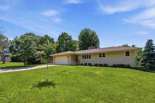 635 Iona Ln, Roseville, MN, 55113-2141 | Card Image