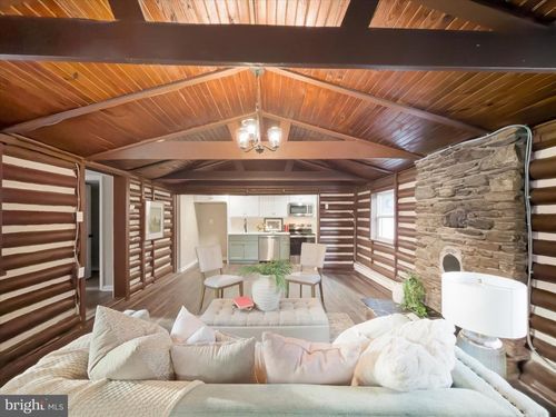 142 Hilltop Rd, DELTA, PA, 17314-8633 | Card Image