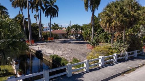 848 Nw 18th Ave, Miami, FL, 33125-3519 | Card Image
