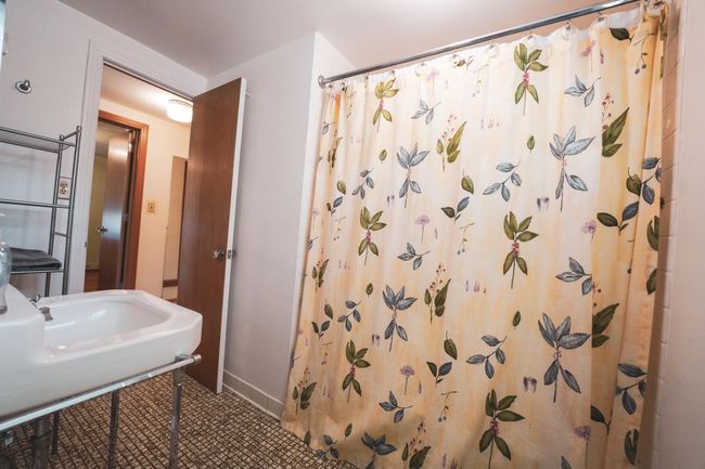 Upper Level Bath | Image 24