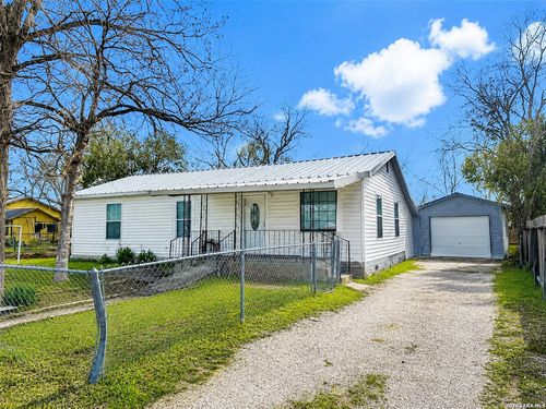 784 Samuels St, New Braunfels, TX, 78130-4672 | Card Image