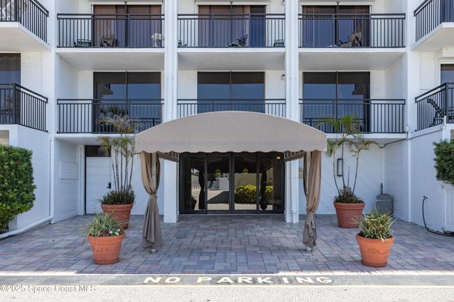 An elegant secure entrance | Image 7