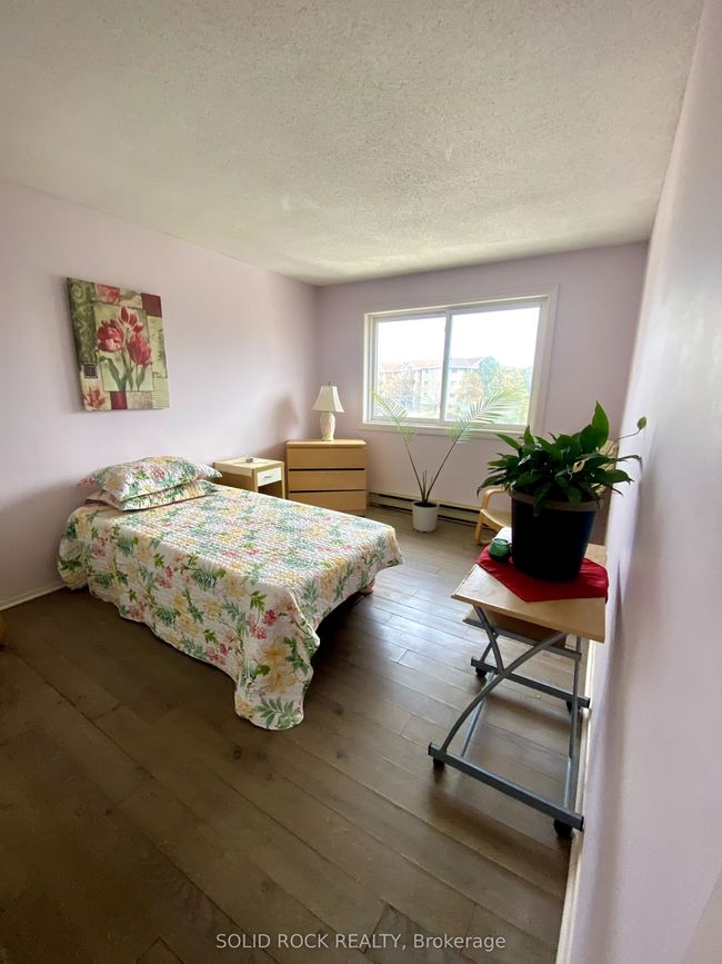 403 - 250 Brittany Dr, Condo with 3 bedrooms, 1 bathrooms and null parking in Ottawa ON | Image 6