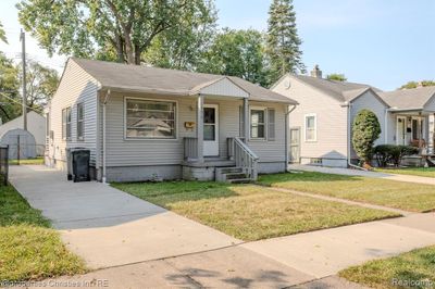 1450 E Hayes Avenue, Home with 2 bedrooms, 1 bathrooms and null parking in Hazel Park MI | Image 1