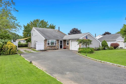 12 Handy Ln, Medford, NY, 11763-4316 | Card Image