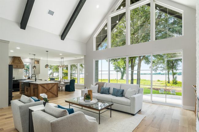Floor to ceiling windows, open concept | Image 5