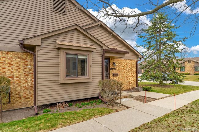 37231 Glenbrook Dr, Condo with 2 bedrooms, 2 bathrooms and null parking in Clinton Township MI | Image 4
