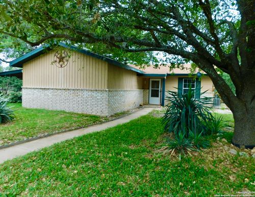 301 Mockingbird Ln, Devine, TX, 78016-1321 | Card Image