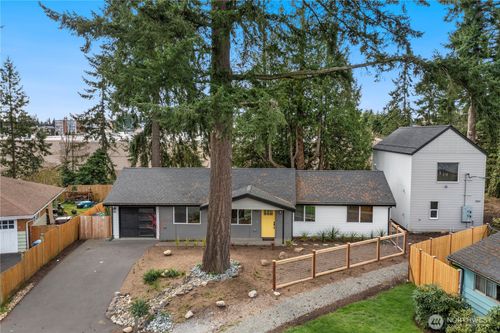 1402 N 136th St, Seattle, WA, 98133-7626 | Card Image
