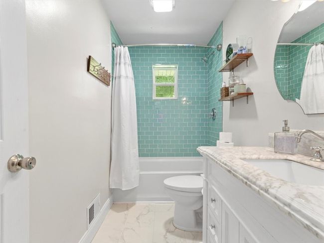 5070 University Blvd, House other with 3 bedrooms, 2 bathrooms and 6 parking in Coraopolis PA | Image 18