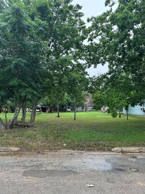 608 Lamar St, Luling, TX, 78648-1914 | Card Image