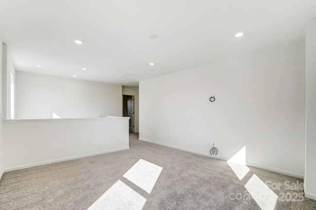 Spacious loft on second floor | Image 19